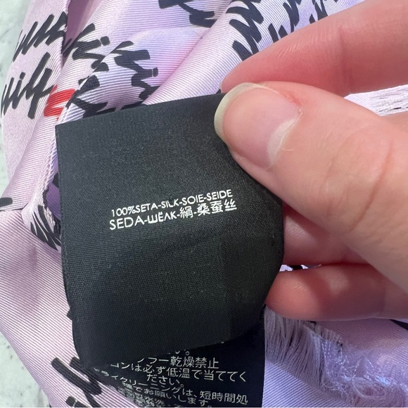 Gucci Silk Logo Scribble Scarf - Picture 6 of 6